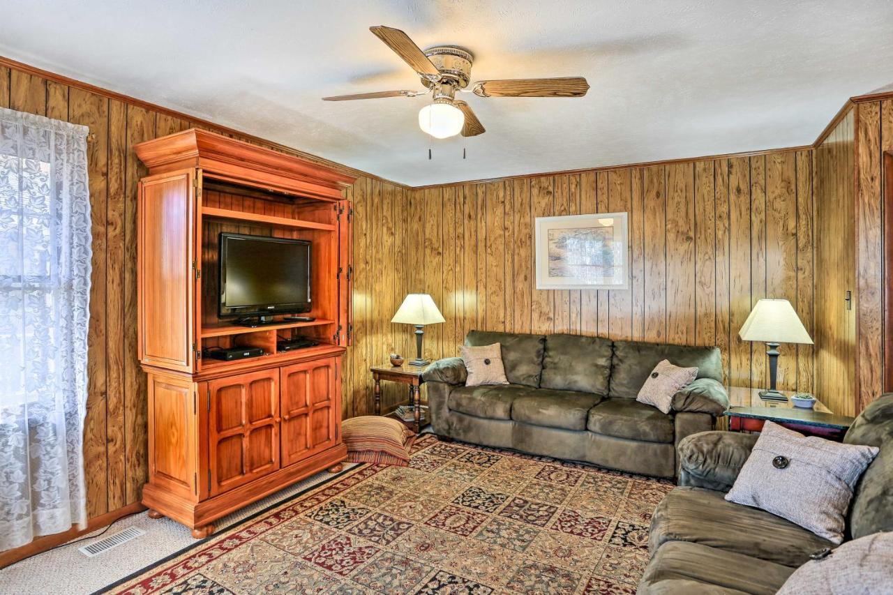 Lake Waccamaw Home With Fenced Yard And Shared Pier! Exterior photo
