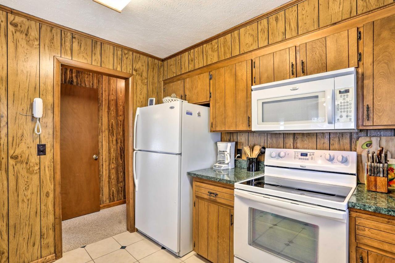 Lake Waccamaw Home With Fenced Yard And Shared Pier! Exterior photo