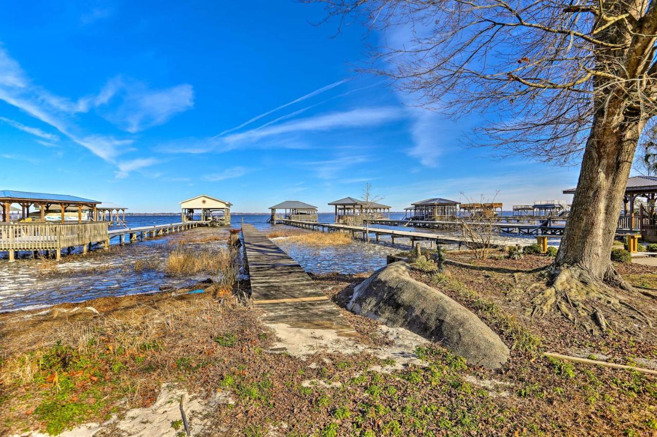 Lake Waccamaw Home With Fenced Yard And Shared Pier! Exterior photo